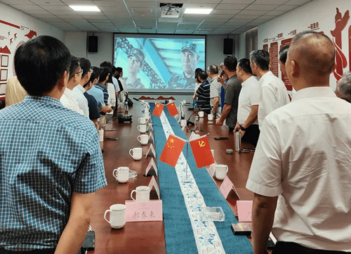 黨員起立，齊唱軍歌《咱當(dāng)兵的人》
